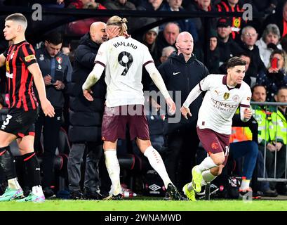 Josep PEP Guardiola, Manager von Manchester City, spricht mit Erling Haaland von Manchester City, als Julian Alvarez von Manchester City ihn ersetzt AFC Bournemouth gegen Manchester City, Premier League, Vitality Stadium, Bournemouth, Großbritannien - 24. Februar 2024 nur redaktionelle Verwendung - DataCo-Einschränkungen gelten Stockfoto