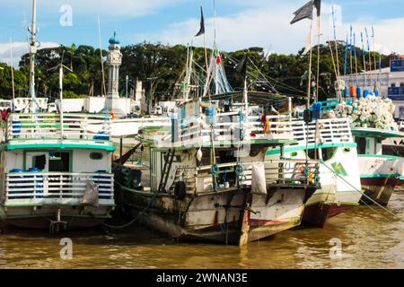 Mehrere Bögen von Fischerbooten im Hafen von Ver o Peso, in Belém PA, brasilianisches Amazonasgebiet, Nordbrasilien. Stockfoto