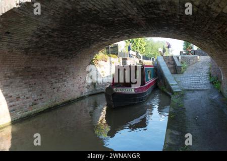 Kanalboot unter Straßenbrücke auf dem Birmingham und Worcester Canal - Tardebrigge Schleusen. Stockfoto