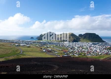 Heimaey Stadt Luftaufnahme von Vulkan Eldfell. Island Landschaft. Westman Inseln Stockfoto