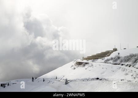 Berglandschaft im Winter. Blick auf das Kriegsdenkmal Mount Grappa. Italienisches Wahrzeichen Stockfoto