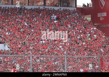 Avellaneda, Argentinien, 24. Februar 2024. Independiente Fans während des Spiels zwischen Independiente und Racing Club. Stockfoto