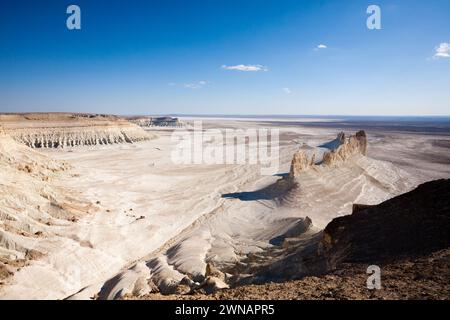 Bozzhira Valley Gipfeln aus der Vogelperspektive, Region Mangystau, Kasachstan. AK Orpa Pinnacles. Wunderschönes Wahrzeichen in zentralasien Stockfoto