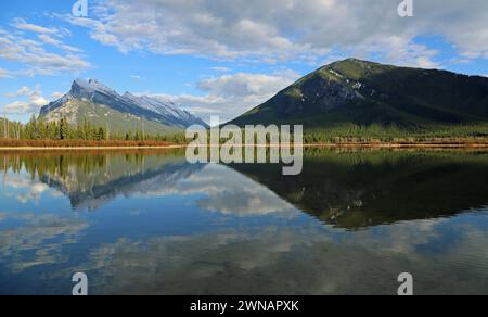 Rundle und Sulphur Mountain - Vermilion Lake, Kanada Stockfoto