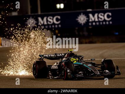 Bahrain. März 2024. BAHRAIN - Lewis Hamilton (Mercedes) im Qualifying auf dem Bahrain International Circuit in der Wüste Sakhir vor dem Großen Preis von Bahrain. ANP REMKO DE WAAL Credit: ANP/Alamy Live News Stockfoto