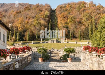 Gärten der alten Villa Della Porta Bozzolo in Casalzuigno in der Provinz Varese, Lombardei, Italien Stockfoto