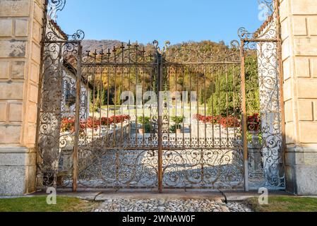 Tor zur antiken Villa Della Porta Bozzolo in Casalzuigno in der Provinz Varese, Lombardei, Italien Stockfoto