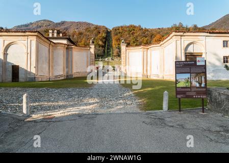 Casalzuigno, Lombardei, Italien - 11. November 2021: Tor zur antiken Villa Della Porta Bozzolo in Casalzuigno in der Provinz Varese. Stockfoto