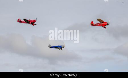 Comper Swift & 2 Chilton D.W. 1A, Airborne auf der Race Day Airshow, die am 1. Oktober 2023 in Shuttleworth stattfand. Stockfoto