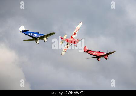 Comper Swift & 2 Chilton D.W. 1A, Airborne auf der Race Day Airshow, die am 1. Oktober 2023 in Shuttleworth stattfand. Stockfoto