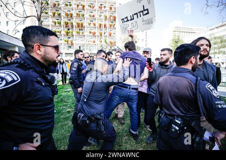 Jerusalem, Israel. März 2024. Die israelische Polizei stößt während der Demonstration mit einem Aktivisten zusammen. Israelische Antikriegsaktivisten veranstalteten eine Demonstration auf dem Pariser Platz in Westjerusalem in der Nähe des israelischen Premierministers Benjamin Netanjahu und forderten ein Ende der eskalierenden Angriffe Israels in Gaza angesichts einer sich verschärfenden humanitären Katastrophe. Die israelische Polizei intervenierte in die Demonstration und beschlagnahmte einige Plakate und Banner, während einige der Demonstranten Offiziere konfrontierten. Quelle: SOPA Images Limited/Alamy Live News Stockfoto