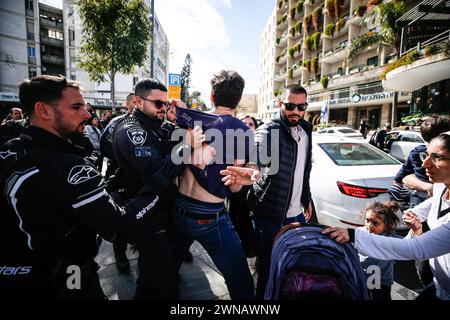 Jerusalem, Israel. März 2024. Die israelische Polizei stößt während der Demonstration mit einem Aktivisten zusammen. Israelische Antikriegsaktivisten veranstalteten eine Demonstration auf dem Pariser Platz in Westjerusalem in der Nähe des israelischen Premierministers Benjamin Netanjahu und forderten ein Ende der eskalierenden Angriffe Israels in Gaza angesichts einer sich verschärfenden humanitären Katastrophe. Die israelische Polizei intervenierte in die Demonstration und beschlagnahmte einige Plakate und Banner, während einige der Demonstranten Offiziere konfrontierten. Quelle: SOPA Images Limited/Alamy Live News Stockfoto