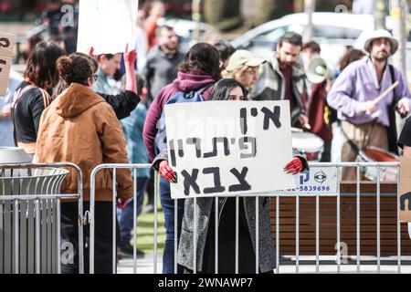 Jerusalem, Israel. März 2024. Eine Aktivistin sah während der Demonstration ein Plakat halten, das ihre Meinung zum Ausdruck brachte. Israelische Antikriegsaktivisten veranstalteten eine Demonstration auf dem Pariser Platz in Westjerusalem in der Nähe des israelischen Premierministers Benjamin Netanjahu und forderten ein Ende der eskalierenden Angriffe Israels in Gaza angesichts einer sich verschärfenden humanitären Katastrophe. Die israelische Polizei intervenierte in die Demonstration und beschlagnahmte einige Plakate und Banner, während einige der Demonstranten Offiziere konfrontierten. Quelle: SOPA Images Limited/Alamy Live News Stockfoto