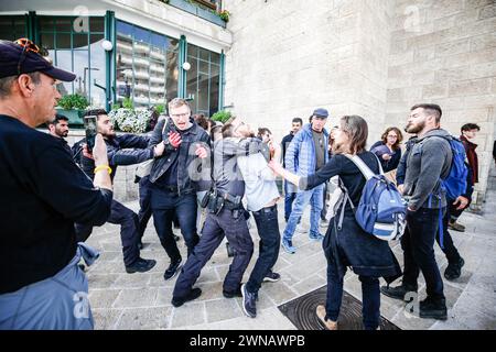 Jerusalem, Israel. März 2024. Die israelische Polizei stößt während der Demonstration mit einem Aktivisten zusammen. Israelische Antikriegsaktivisten veranstalteten eine Demonstration auf dem Pariser Platz in Westjerusalem in der Nähe des israelischen Premierministers Benjamin Netanjahu und forderten ein Ende der eskalierenden Angriffe Israels in Gaza angesichts einer sich verschärfenden humanitären Katastrophe. Die israelische Polizei intervenierte in die Demonstration und beschlagnahmte einige Plakate und Banner, während einige der Demonstranten Offiziere konfrontierten. Quelle: SOPA Images Limited/Alamy Live News Stockfoto