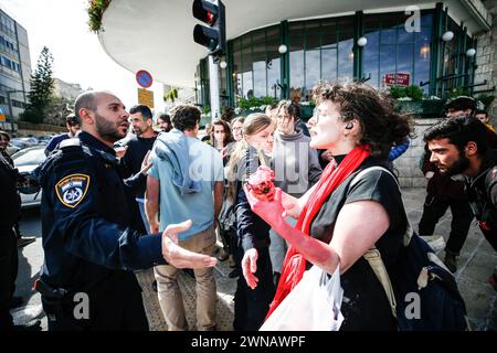 Jerusalem, Israel. März 2024. Die israelische Polizei stößt während der Demonstration mit einem Aktivisten zusammen. Israelische Antikriegsaktivisten veranstalteten eine Demonstration auf dem Pariser Platz in Westjerusalem in der Nähe des israelischen Premierministers Benjamin Netanjahu und forderten ein Ende der eskalierenden Angriffe Israels in Gaza angesichts einer sich verschärfenden humanitären Katastrophe. Die israelische Polizei intervenierte in die Demonstration und beschlagnahmte einige Plakate und Banner, während einige der Demonstranten Offiziere konfrontierten. Quelle: SOPA Images Limited/Alamy Live News Stockfoto