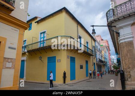 Historische Gebäude in der Calle Mercaderes Street in der Calle Obrapia Street in Old Havana (La Habana Vieja), Kuba. Das alte Havanna gehört zum Weltkulturerbe. Stockfoto