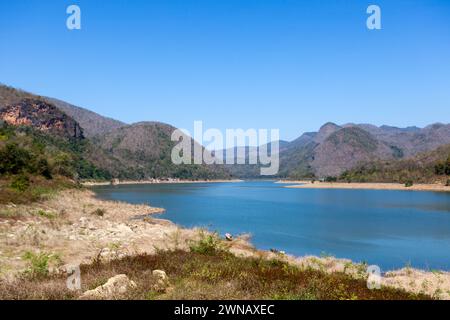 Stausee und Berglandschaft im Mae Ping Nationalpark. Thailand. Stockfoto