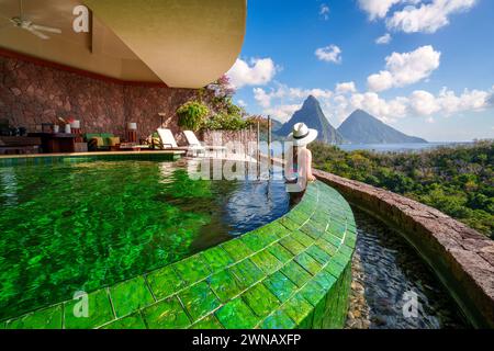 Frau genießt die Aussicht von ihrem privaten Infinity-Zimmer Pool, Jade Mountain Resort fünf Sterne Luxus Sanctuary Resort, Openair Concept Architecture Stockfoto