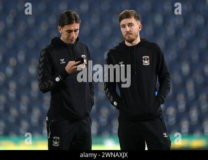 Luis Binks (links) und Josh Eccles vor dem Sky Bet Championship-Spiel in der Coventry Building Society Arena, Coventry. Bilddatum: Freitag, 1. März 2024. Stockfoto