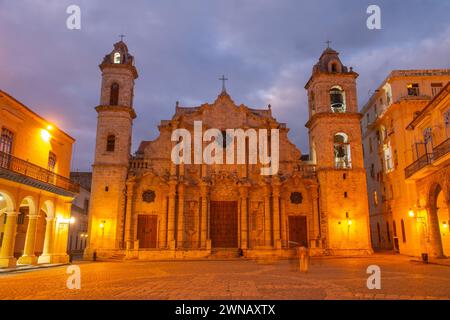 Havanna Kathedrale (Catedral de San Cristobal) bei Nacht. Die Kirche befindet sich auf der Plaza de la Catedral in der Calle Empedrado in Old Havanna (La Habana Vieja) Stockfoto