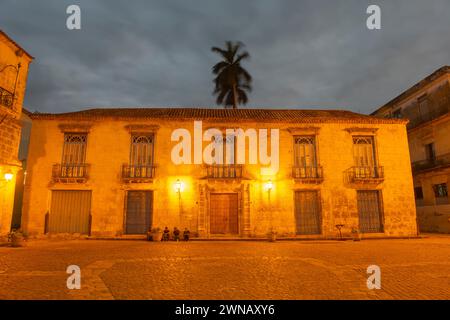 Kolonialkunstmuseum (Museo de Arte Colonial) bei Nacht. Dieses Museum befindet sich auf der Plaza de la Catedral in Old Havanna (La Habana Vieja), Kuba. Das Alte Havan Stockfoto