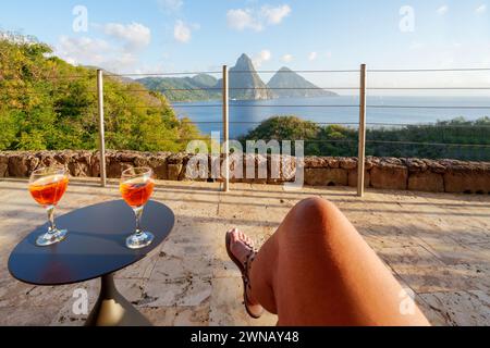 Frau genießt die Aussicht, Cocktails und Gesellschaft, Jade Mountain Resort, mit Blick auf das Piton Mountains Five Star Luxury Sanctuary Resort, Openair c Stockfoto