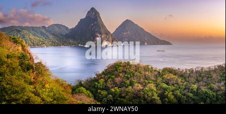 Panoramablick auf Soufriere Bay und die berühmten Piton Mountains Soufriere, Saint Lucia, Westindien und die östliche Karibik Stockfoto