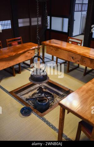 Fisch, der im Gassho Minshuku Nakaya Ryuokan im zum UNESCO-Weltkulturerbe gehörenden Dorf Gassho-zukuri in Ainokura, Japan, gekocht wird Stockfoto