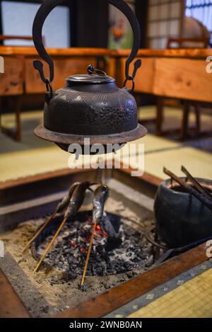 Fisch, der im Gassho Minshuku Nakaya Ryuokan im zum UNESCO-Weltkulturerbe gehörenden Dorf Gassho-zukuri in Ainokura, Japan, gekocht wird Stockfoto