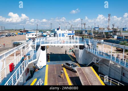 Juni 2015 Russland Port Kavkaz. Verladung von Autos auf eine Fähre an einem Sommertag. Fahrzeuge werden auf eine Autofähre geladen. Stockfoto