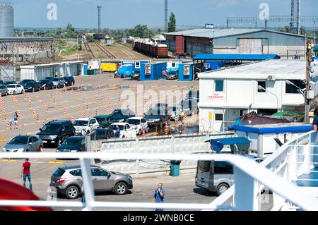 Juni 2015 Russland Port Kavkaz. Verladung von Autos auf eine Fähre an einem Sommertag. Fahrzeuge werden auf eine Autofähre geladen. Stockfoto