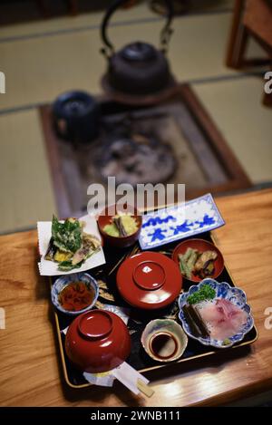 Tablett zum Abendessen mit verschiedenen traditionellen japanischen Speisen im Gassho Minshuku Nakaya Ryuokan im zum UNESCO-Weltkulturerbe gehörenden Dorf Gassho-zukuri in Ainokura, Japa Stockfoto