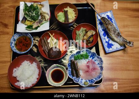 Tablett zum Abendessen mit verschiedenen traditionellen japanischen Speisen im Gassho Minshuku Nakaya Ryuokan im zum UNESCO-Weltkulturerbe gehörenden Dorf Gassho-zukuri in Ainokura, Japa Stockfoto