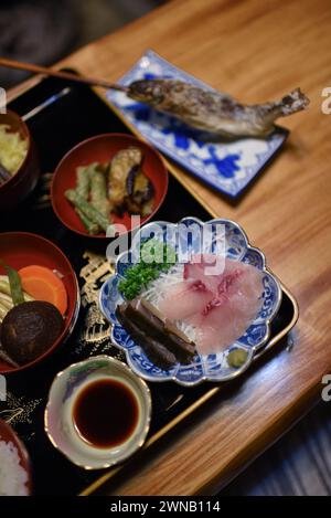 Tablett zum Abendessen mit verschiedenen traditionellen japanischen Speisen im Gassho Minshuku Nakaya Ryuokan im zum UNESCO-Weltkulturerbe gehörenden Dorf Gassho-zukuri in Ainokura, Japa Stockfoto