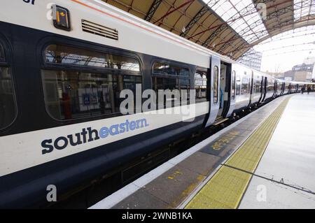 Ein südöstlicher Zug wartet am Bahnsteig, Victoria Bahnhof, London UK Stockfoto