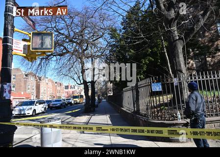 Brooklyn, USA. März 2024. Ein Polizist steht am Tatort, an dem ein 13-jähriger Mann nach einer Erschießung zusammenbrach. Die Polizei untersucht eine tödliche Schießerei über Nacht in Brooklyn. Um etwa 22:40 Uhr reagierte die Polizei auf einen Anruf von 911 wegen eines männlichen Schusses in der Nähe der Brooklyn Avenue und St. Marks Avenue, innerhalb der Grenzen des 77. Bezirks. Bei der Ankunft beobachteten Beamte einen 13-jährigen Mann, der mehrere Schusswunden an der Leiche erlitt. EMS reagierte und transportierte den Mann in NYC Health Hospitals/Kings County, wo er später für tot erklärt wurde. Kredit: SOPA Ima Stockfoto