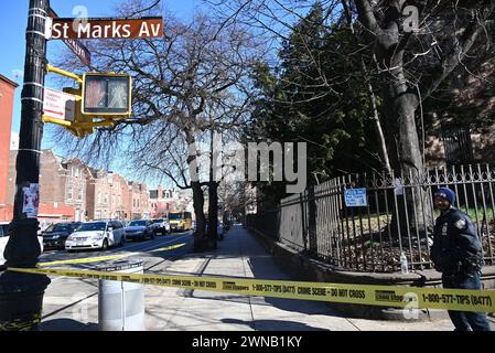 Brooklyn, USA. März 2024. Ein Polizist steht am Tatort, an dem ein 13-jähriger Mann nach einer Erschießung zusammenbrach. Die Polizei untersucht eine tödliche Schießerei über Nacht in Brooklyn. Um etwa 22:40 Uhr reagierte die Polizei auf einen Anruf von 911 wegen eines männlichen Schusses in der Nähe der Brooklyn Avenue und St. Marks Avenue, innerhalb der Grenzen des 77. Bezirks. Bei der Ankunft beobachteten Beamte einen 13-jährigen Mann, der mehrere Schusswunden an der Leiche erlitt. EMS reagierte und transportierte den Mann in NYC Health Hospitals/Kings County, wo er später für tot erklärt wurde. Kredit: SOPA Ima Stockfoto