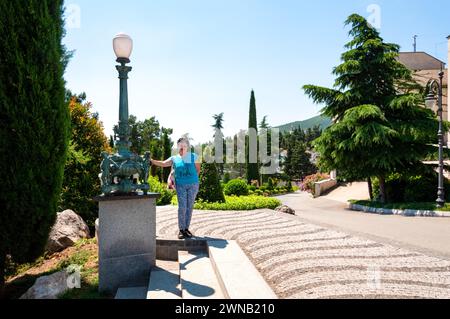 1. Juli 2015 Republik Krim. Eine Frau steht auf einer Aussichtsplattform im Paradies-Park im Dorf Partenit Krim. Sommertag. Stockfoto