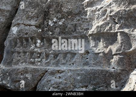 Yazılıkaya Felsentempel, Reliefgravierung auf der Felsoberfläche - zwölf Unterwelt Godsa - hethitische Hauptstadt Hattusa, Türkiye Stockfoto