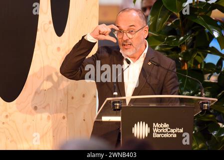 Der Minister für soziale Rechte der katalanischen Regierung Carles Campuzano spricht während des Mobile World Congress 2024 in Hospitalet de Llobregat. Der Minister für soziale Rechte der katalanischen Regierung Carles Campuzano besucht den Mobile World Congress und verteidigt künstliche Intelligenz als Verbündeter für die soziale Integration der am stärksten benachteiligten Menschen. Stockfoto