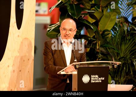 Der Minister für soziale Rechte der katalanischen Regierung Carles Campuzano spricht während des Mobile World Congress 2024 in Hospitalet de Llobregat. Der Minister für soziale Rechte der katalanischen Regierung Carles Campuzano besucht den Mobile World Congress und verteidigt künstliche Intelligenz als Verbündeter für die soziale Integration der am stärksten benachteiligten Menschen. Stockfoto