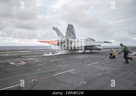 PHILIPPINE SEA (15. Februar 2024) ein F/A-18E Super Hornet, das an die Black Knights of Strike Fighter Squadron (VFA) 154 angeschlossen ist, startet von der Nimitz-c Stockfoto