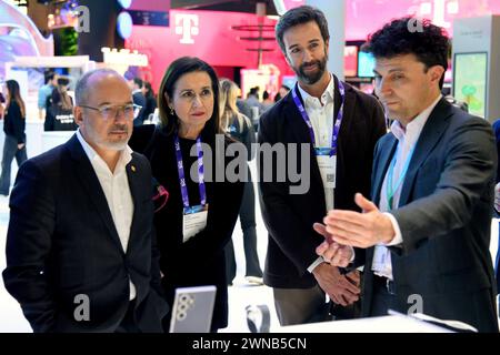 29. Februar 2024, LÂ Hospitalet de Llobregat, Barcelona, Spanien: von L bis R Carles Campuzano Minister für soziale Rechte der katalanischen Regierung, Angels Guiteras Manager für soziale Wohlfahrt und Entwicklung (ABD), Albert Isern CEO von Momentum Analytics und David Alonso Nieto Director of Mobility Business von Samsung Spanien nehmen an der Veranstaltung Teil. Der Minister für soziale Rechte der katalanischen Regierung Carles Campuzano besucht den Mobile World Congress und verteidigt künstliche Intelligenz als Verbündeter für die soziale Integration der am stärksten benachteiligten Menschen. (Kreditbild: © Ramon Costa/SOPA Images Stockfoto