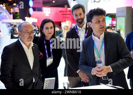 29. Februar 2024, LÂ Hospitalet de Llobregat, Barcelona, Spanien: von L bis R Carles Campuzano Minister für soziale Rechte der katalanischen Regierung, Angels Guiteras Manager für soziale Wohlfahrt und Entwicklung (ABD), Albert Isern CEO von Momentum Analytics und David Alonso Nieto Director of Mobility Business von Samsung Spanien nehmen an der Veranstaltung Teil. Der Minister für soziale Rechte der katalanischen Regierung Carles Campuzano besucht den Mobile World Congress und verteidigt künstliche Intelligenz als Verbündeter für die soziale Integration der am stärksten benachteiligten Menschen. (Kreditbild: © Ramon Costa/SOPA Images Stockfoto