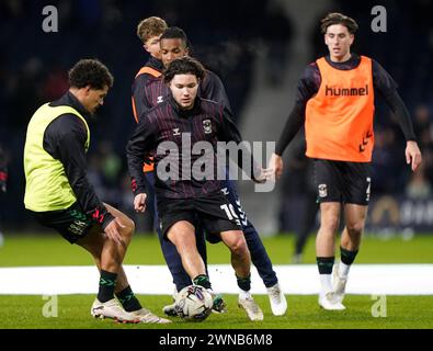 Coventry City's Callum O'Hare (Mitte) wärmt sich vor dem Sky Bet Championship Match in der Coventry Building Society Arena in Coventry auf. Bilddatum: Freitag, 1. März 2024. Stockfoto