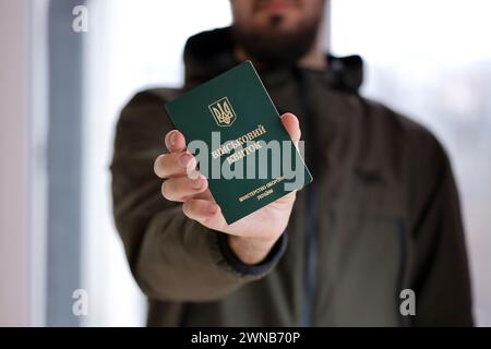 Der junge ukrainische Wehrpflichtige zeigt seine Militärmarke oder sein Armeeausweis in der Nähe Stockfoto