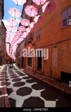 Rosa Regenschirm Straßendekoration, Grasse, Alpes Maritimes, Französische Riviera, Stockfoto