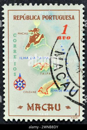 Von Macau gedruckte Briefmarke mit der geografischen Karte Macaus, um 1956. Stockfoto