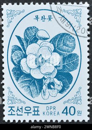 Gestempelte Briefmarke von Nordkorea, die Magnolienblüte zeigt, um 2002. Stockfoto
