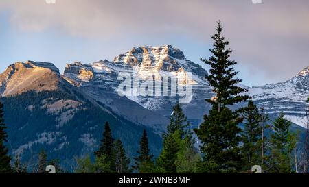 Sonnenuntergangshimmel über Mount Rundle im Banff National Park während der Sommerzeit mit langen Tageslichtstunden, Blau-, Violett- und Rosa-Tönen über der Wildnis. Stockfoto